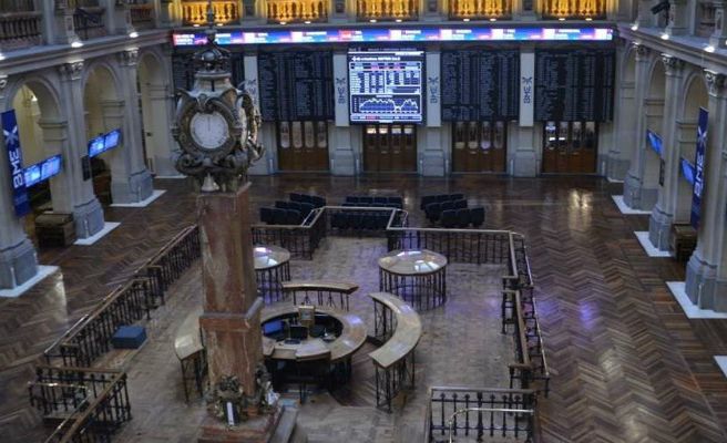 El Ibex baja un 0,56% y pierde los 8.700 puntos
