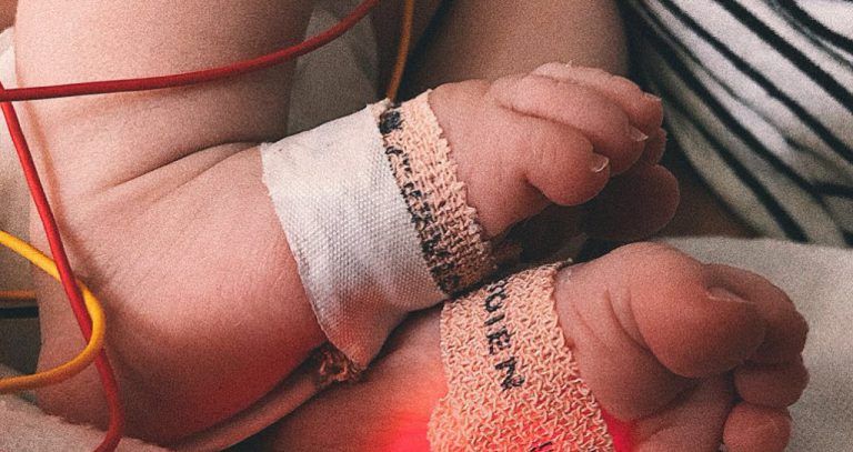 Una bebé sobrevive tras ser arrojada desde un acantilado de 70 metros por su padre