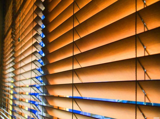 Persiana entreabierta