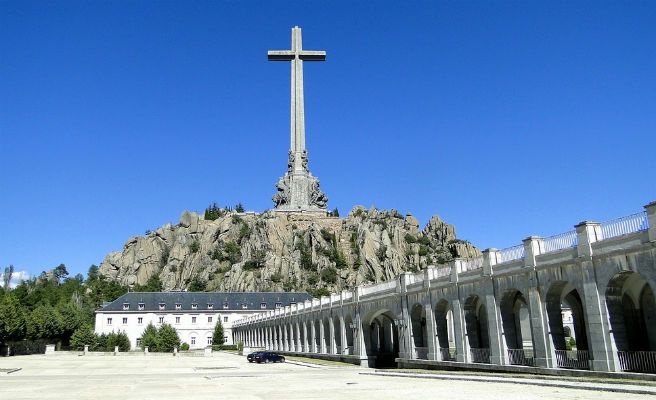 El Vaticano corrige a Calvo sobre la exhumación de los restos de Franco