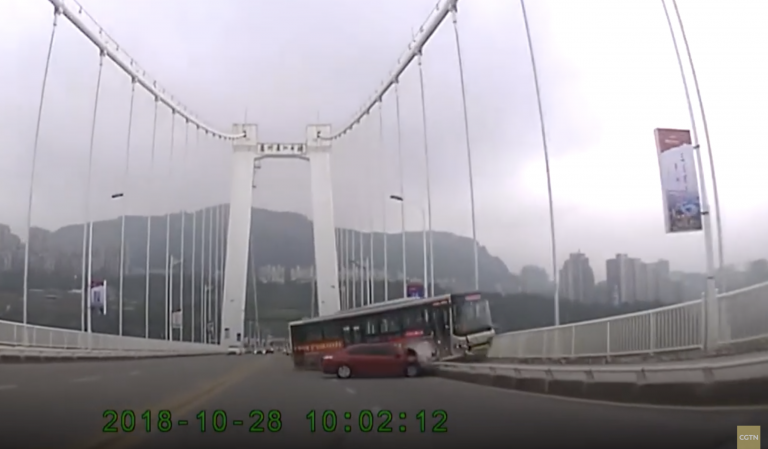 Una pelea entre el chofer y una pasajera provoca que un autobús caiga a un río y mueran sus 15 ocupantes