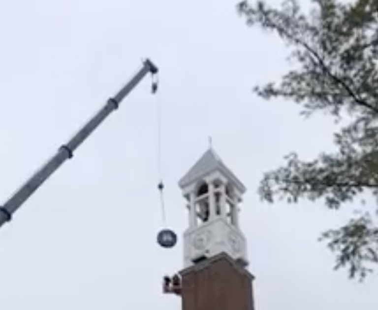 Se les echó el tiempo encima: dos trabajadores salvan la vida cuando cambiaban el reloj de un campanario
