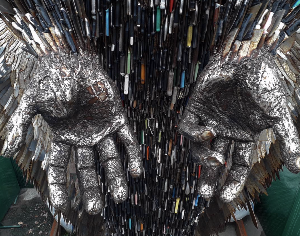 Construyen la estatua de un ángel con miles de cuchillos incautados por la policía y donados por particulares 2 Captura de pantalla 2018 11 30 a las 17.28.33