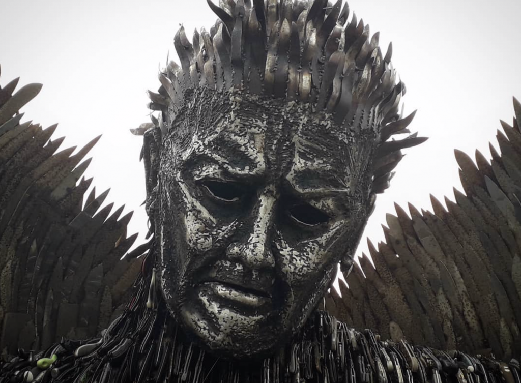 Construyen la estatua de un ángel con miles de cuchillos incautados por la policía y donados por particulares 3 Captura de pantalla 2018 11 30 a las 17.28.49