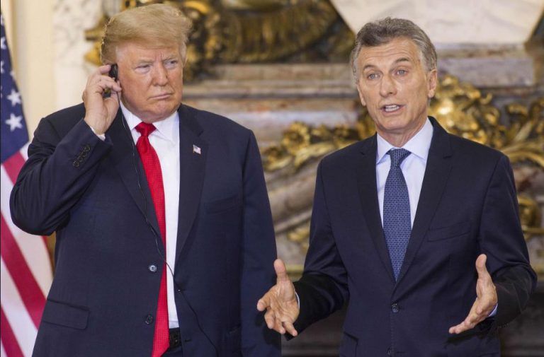 Donald Trump la vuelve a liar: se queja de la traducción y tira el pinganillo al suelo