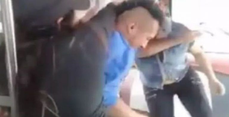 Atraca un autobús y se encuentra a su madre entre el pasaje que lo baja a 'chancletazos'