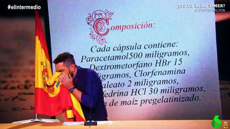 La última polémica de Dani Mateo: se suena los mocos con la bandera de España