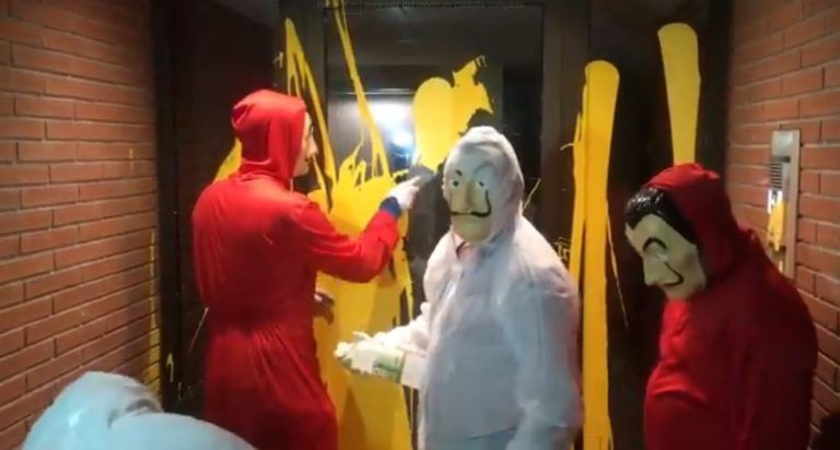 Un grupo de ciudadanos anónimos se planta en casa de Llarena para limpiar las pintadas de los radicales