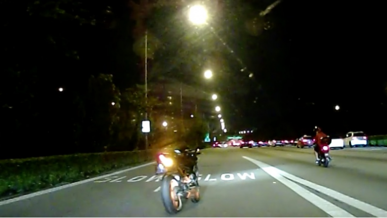 Graban una motocicleta circulando por una calle... ¡sin conductor!