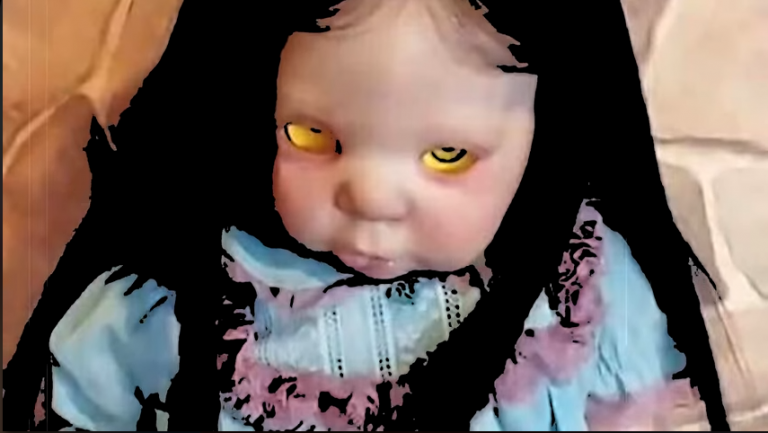 Así es la terrorífica muñeca que siempre te sigue con la mirada