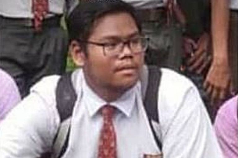 Muere electrocutado al utilizar los auriculares de su móvil mientras se carga