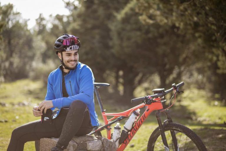 Un joven se reta a pedalear 1.400 kilómetros entre Benidorm y Finisterre para homenajear a su madre, fallecida de cáncer