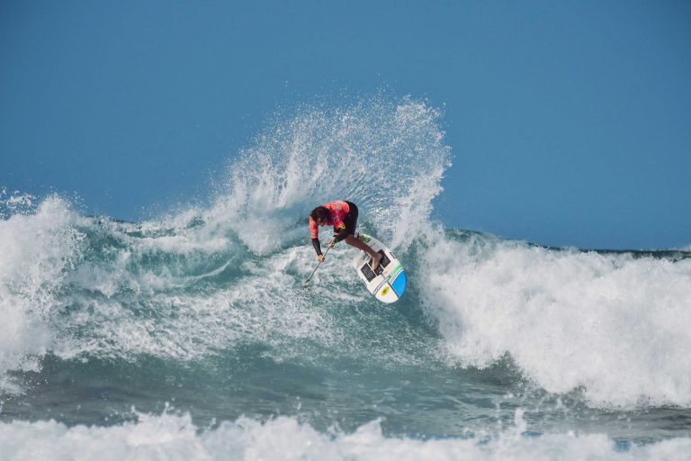 GRAN CANARIA: Sean Poynter se mete en los octavos de final del Mundial de Paddle Surf en Las Canteras en una jornada negra para los raiders canarios