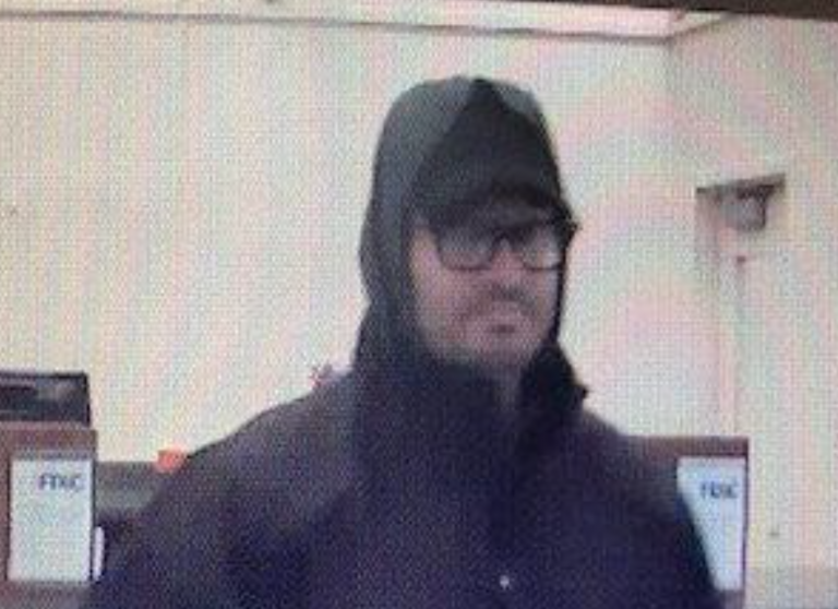 Un hombre, acusado de atracar un banco, no se presenta al juicio porque estaba...¡robando otro!