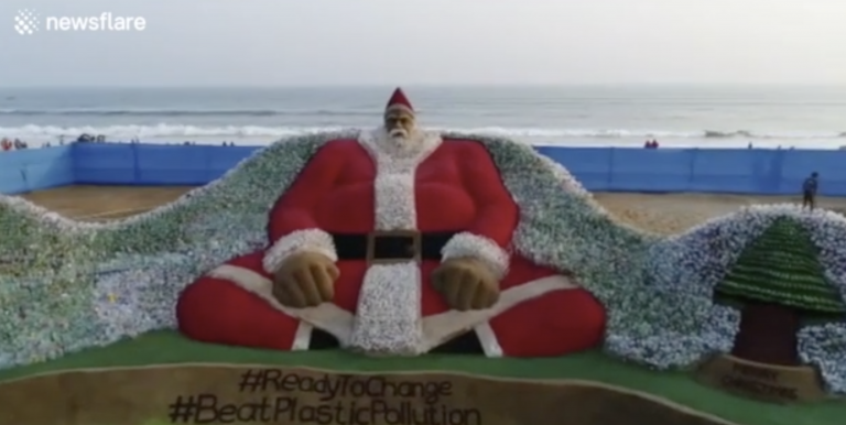 Así es la impresionante escultura de Papá Noel construída de arena y con 10.000 botellas de plástico
