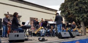 S. Mª. DE GUÍA: Con el encendido del alumbrado navideño y la buena música arrancaron este fin de semana el programa de las fiestas de Navidad en Guía 2 Concierto de la Big Band de las Escuelas Artísticas Municipales Ciudad de Guía