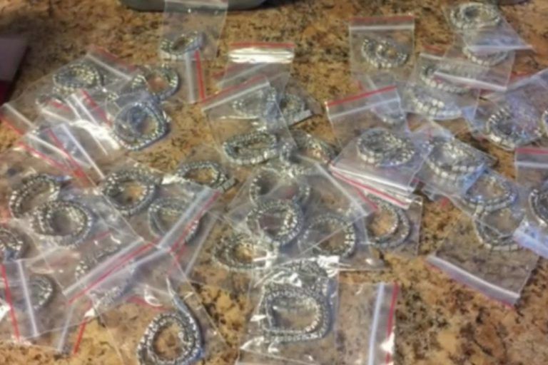 Encarga un colgante de diamantes para su mujer... y recibe 48