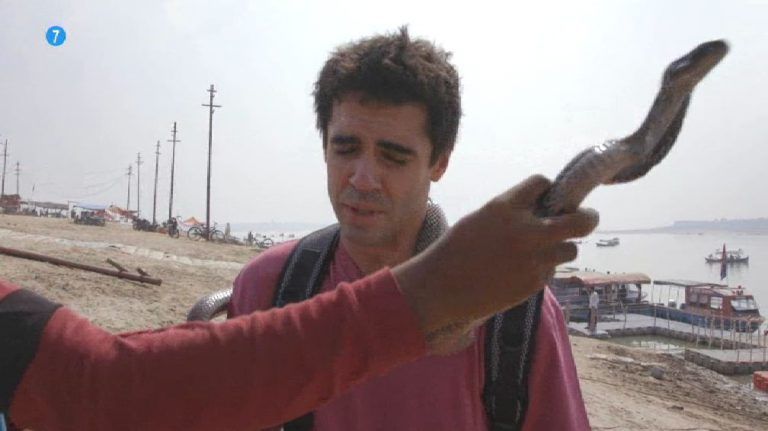 El difícil viaje de 'Los Javis' a la India con serpientes y caníbales