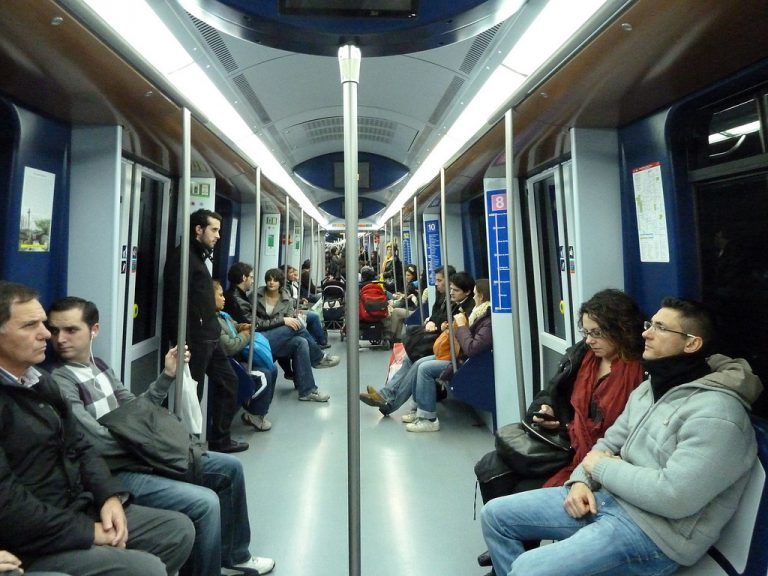 Condenado por masturbarse y eyacular sobre una mujer en el metro de Madrid