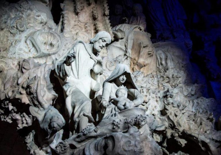 Frente al 'Belén de sillas vacías' que ha instalado Colau, la Sagrada Familia iluminará el Nacimiento que tiene en su fachada