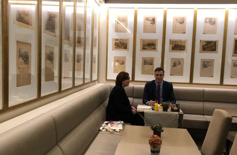 Críticas a Sánchez y Colau por desayunar en un lugar poco habitual para este tipo de encuentros