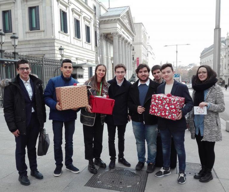El motivo por el que estos jóvenes han regalado pijamas y tila a los diputados