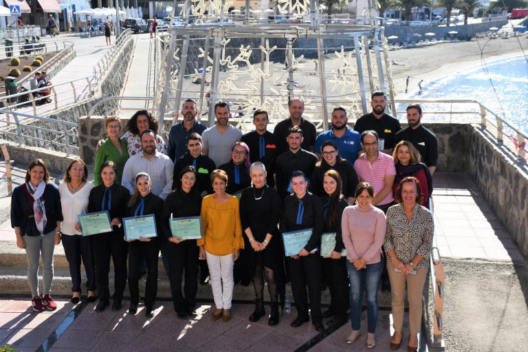 MOGÁN: 13 jóvenes finalizan su formación en servicios de bar y cafetería con el apoyo del Ayuntamiento de Mogán