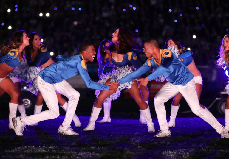 Estos dos hombres pasarán a la historia de la Super bowl por ser los primeros 'cheerleaders'
