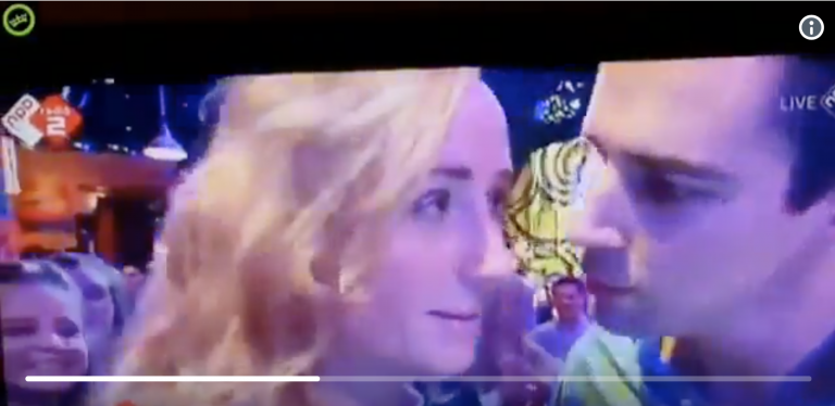 Recibe el año intentado dar un beso y le hacen la 'cobra' en pleno directo