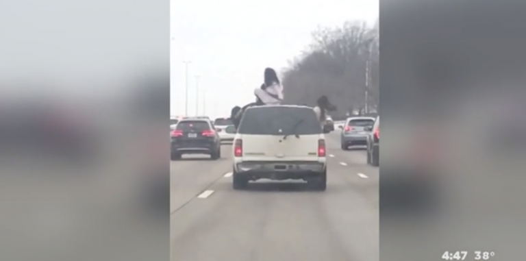 Graban a dos mujeres haciendo 'twerking' sobre un coche en marcha en plena autopista