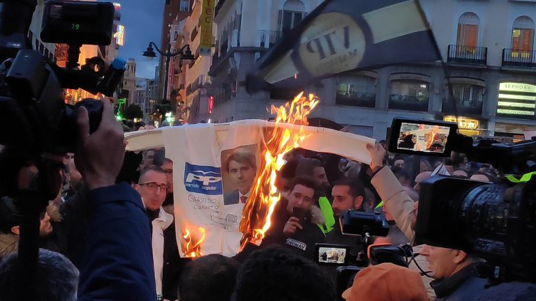 Huelga de taxistas en Madrid: queman una camiseta con la cara de Garrido y atacan a varios VTC