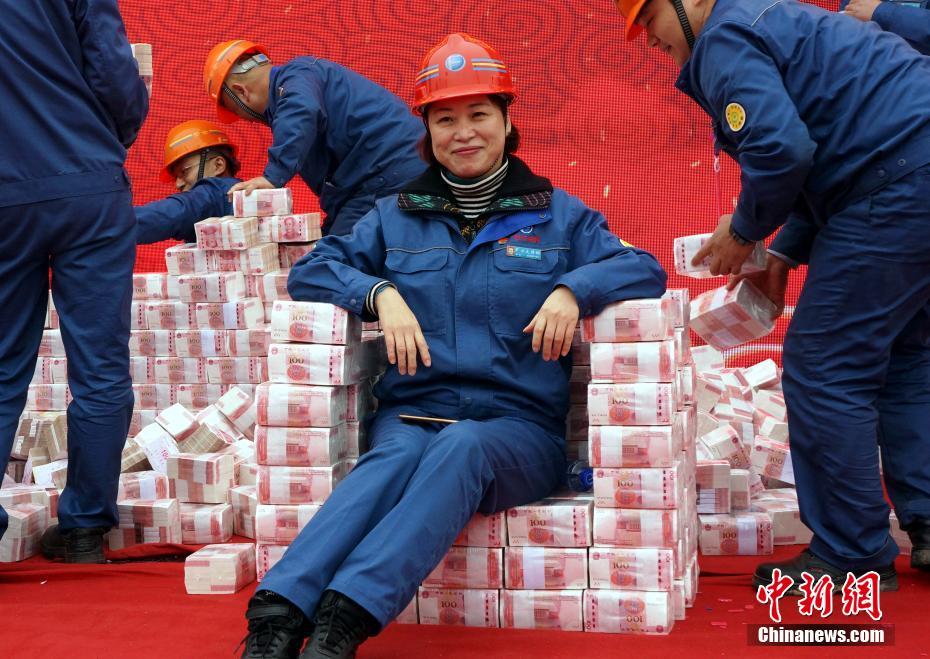 Una empresa china construye una montaña de billetes con el dinero que paga en bonus a sus empleados 17 cash mountain2
