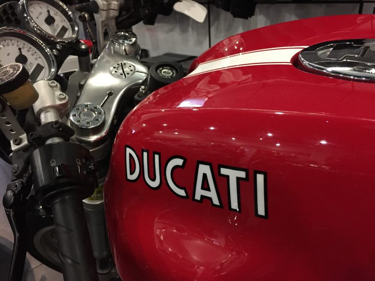 Personaliza tu moto con los accesorios Rizoma Ducati