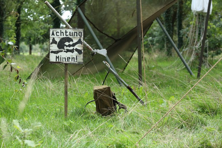 Queda atrapado sobre una bomba de la Segunda Guerra Mundial mientras limpiaba el jardín de su casa