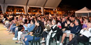 Asistentes al concierto de la Gran Canaria Big Band en el festival Puerto Música de Mogán