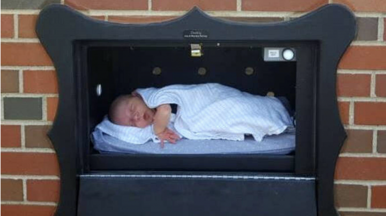 Así son los polémicos 'Baby boxes': buzones para depositar recién nacidos no deseados