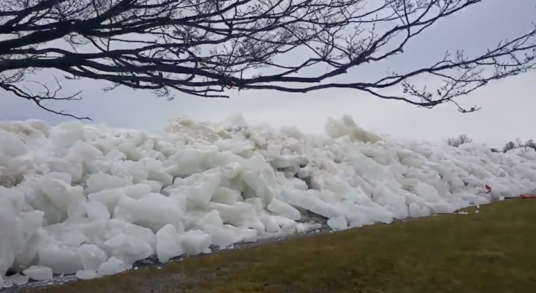 El impresionante tsunami de hielo que se desató en el Niágara