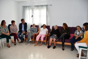 De izquierda a derecha. Pino González Onalia Bueno Francisco Candil beneficiarias Cristina Valido y Tania Alonso en el piso tutelado