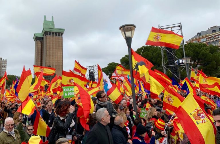 'Prisión para Puigdemont' o 'Sánchez eres un okupa':lista de los lemas más coreados en la manifestación