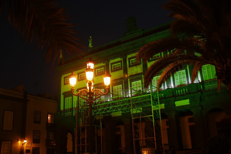 LAS PALMAS DE G.C.: El Ayuntamiento ilumina de verde las Casas Consistoriales para conmemorar el Día Mundial contra el Cáncer