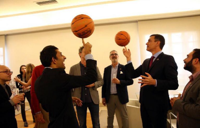 Sánchez traslada al equipo de 'Campeones' su compromiso para acabar con la discriminación de las personas con discapacidad