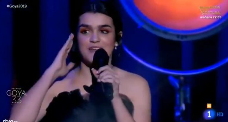 La accidentada actuación de Amaia en los Goya (y sin depilar)