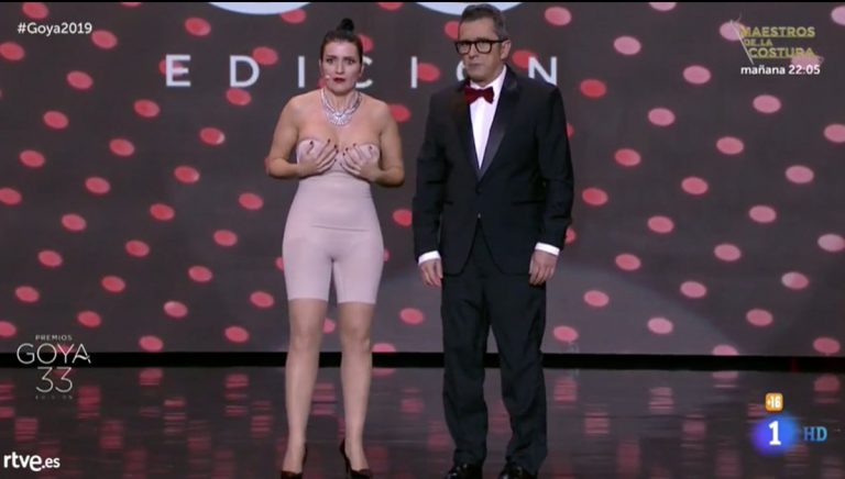 Los presentadores de los Goya, en ropa interior sobre el escenario