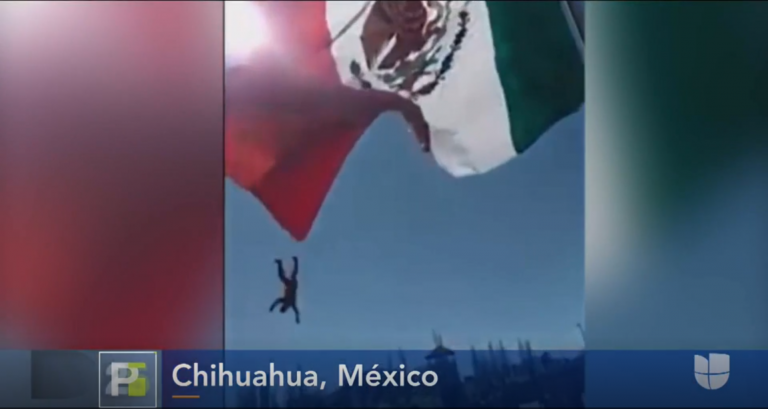 Un soldado se enreda durante el izado de la bandera y cae desde una altura de siete metros