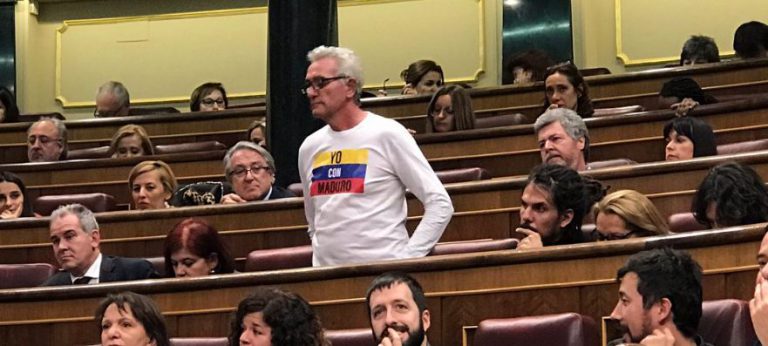 Críticas a un diputado de Unidos Podemos por lucir en el Congreso esta camiseta de apoyo a Maduro