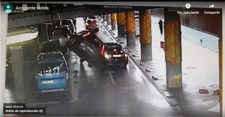 Impresionante accidente en el parking de un centro comercial de Huelva al quedarse sin frenos