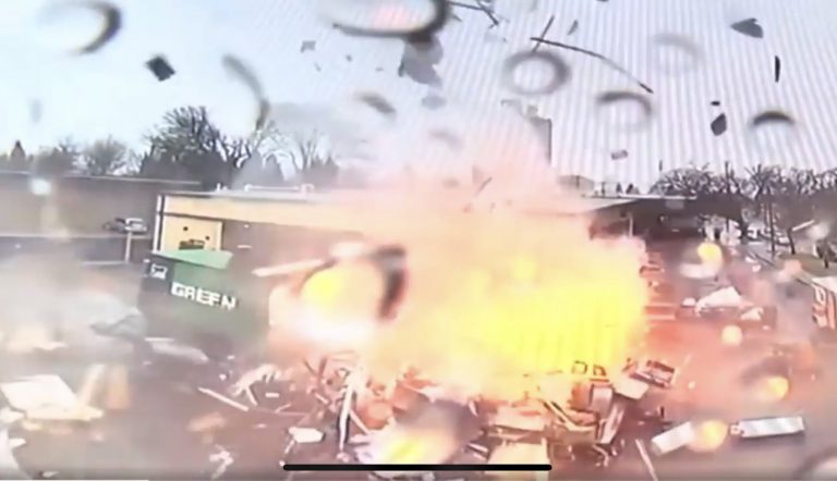 Un 'food truck' estalla por los aires en un aparcamiento