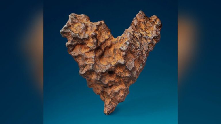 Sacan a subasta un meteorito con forma de corazón para el día de San Valentín