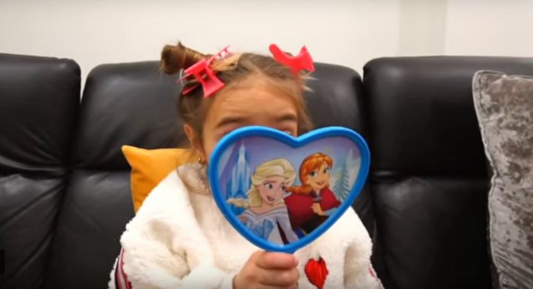 Piden a la Fiscalía de Menores que actúe contra esta cuenta de Youtube en la que dos niñas promocionan maquillaje