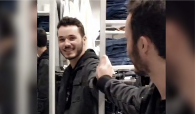 El reflejo de un hombre en un espejo provoca una ilusión óptica que ha enloquecido a Internet